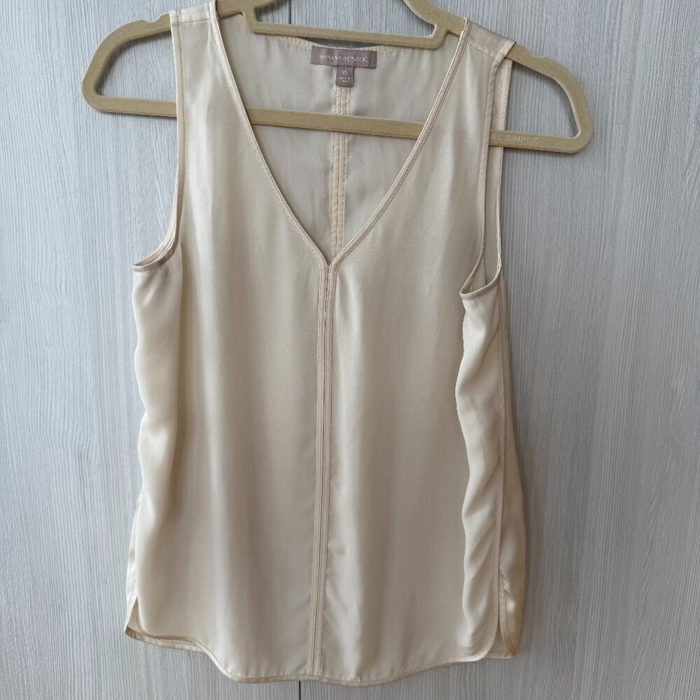 Banana Republic Cream V-Neck Satin Tank – XS